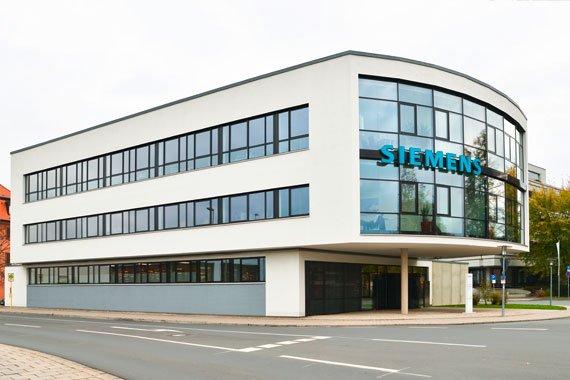 Siemens Gebaeude mit Glasfront in der Casselmannstrasse