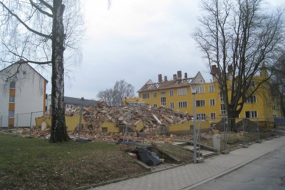 Baustelle eines abgerissenen Gebäudes, an dem ein Neubau entsteht.